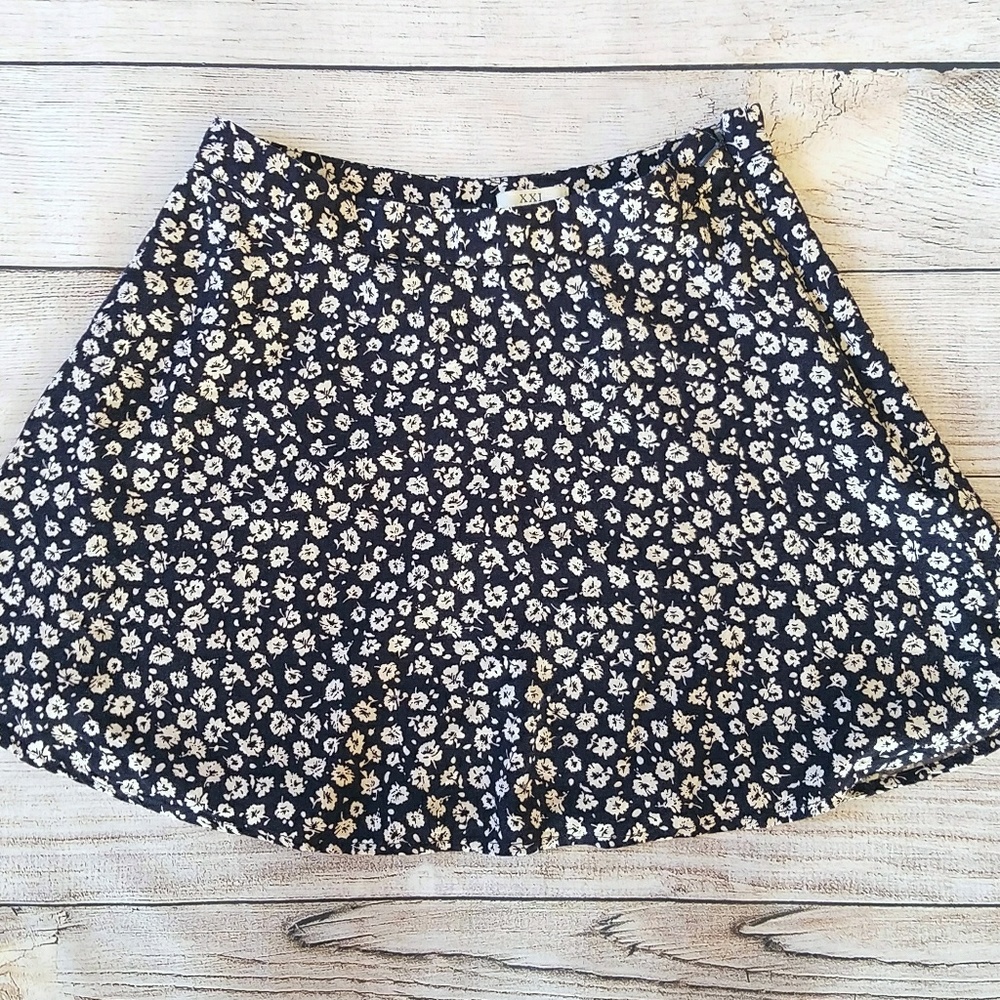 Forever 21 Black & Ivory Floral Mini Skirt Sz 29